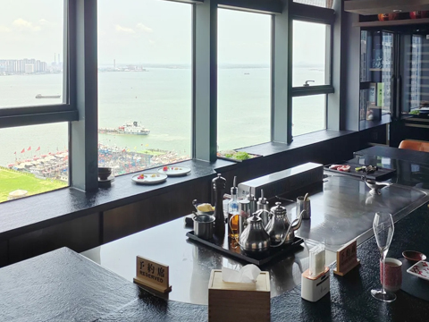 和色幸舍铁板烧：坐在吧台位置俯瞰海湾大桥的美景