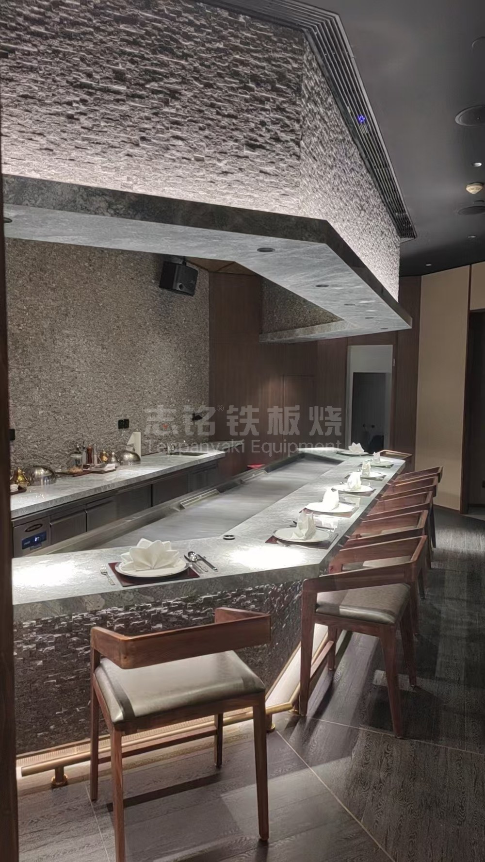 长方形、异形、组合、双炒位、隐藏吸风前吹后吸、客户案例实景、铁板烧餐厅，铁板烧设备客户现场实景。