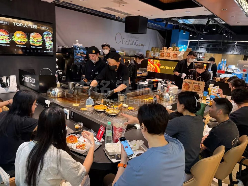 双炒位、客户案例实景、美食档口明档、板前烤肉饭，铁板烧设备客户现场实景。