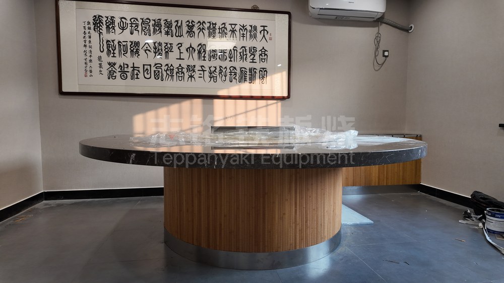 半圆、木饰面围挡、大理石、客户案例实景、安装现场、企业会所，铁板烧设备客户现场实景。