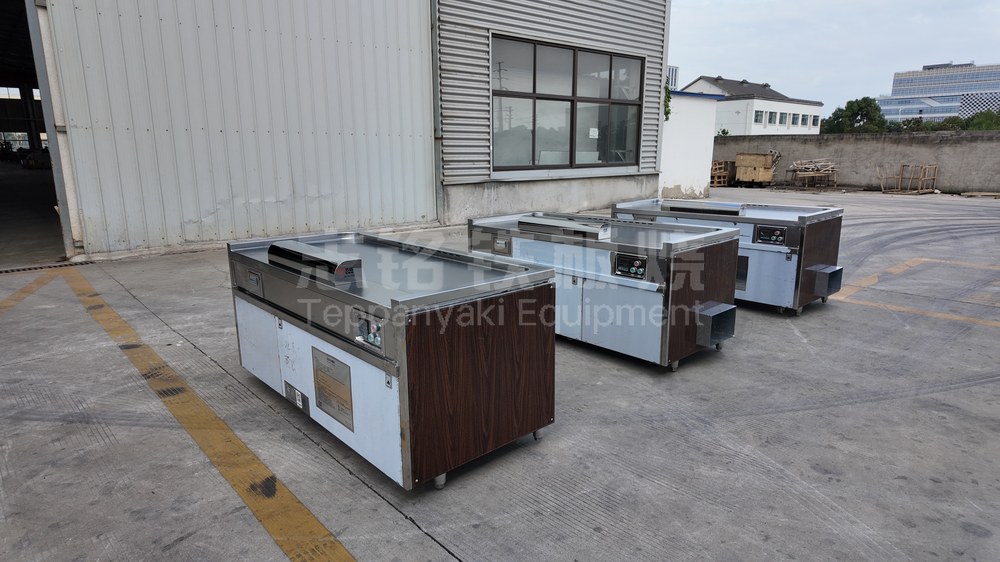 长方形、裸机、工厂实拍、多台设备，铁板烧设备工厂车间实拍。