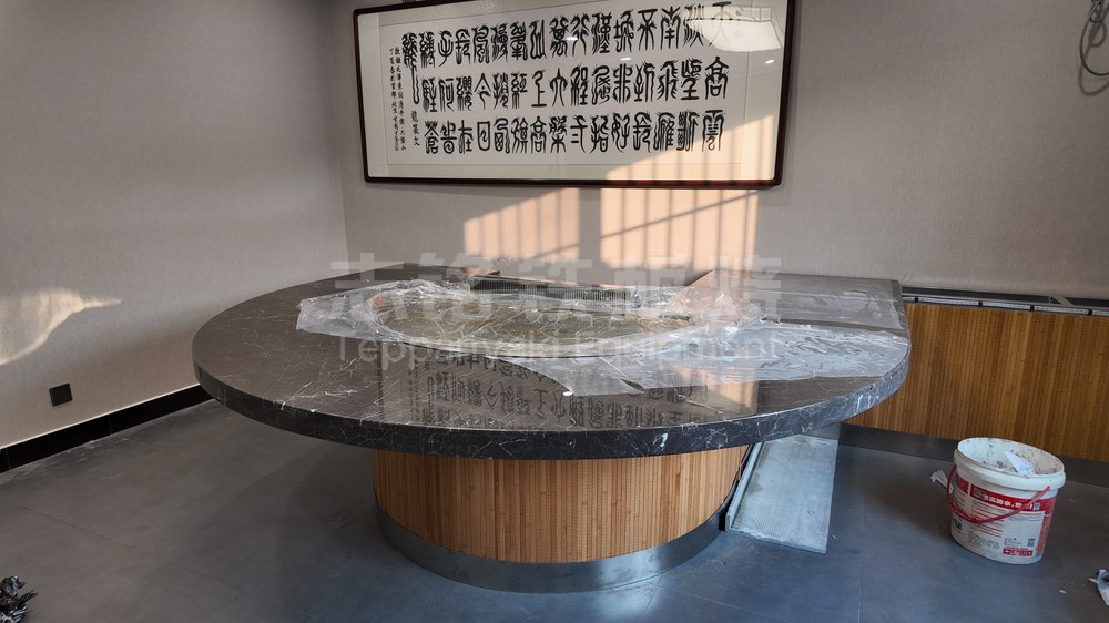 半圆、木饰面围挡、大理石、客户案例实景、安装现场、企业会所，铁板烧设备客户现场实景。