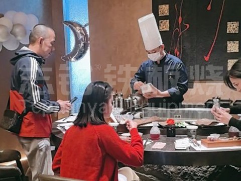 客户案例实景、厨师、铁板烧餐厅，铁板烧设备客户现场实景。