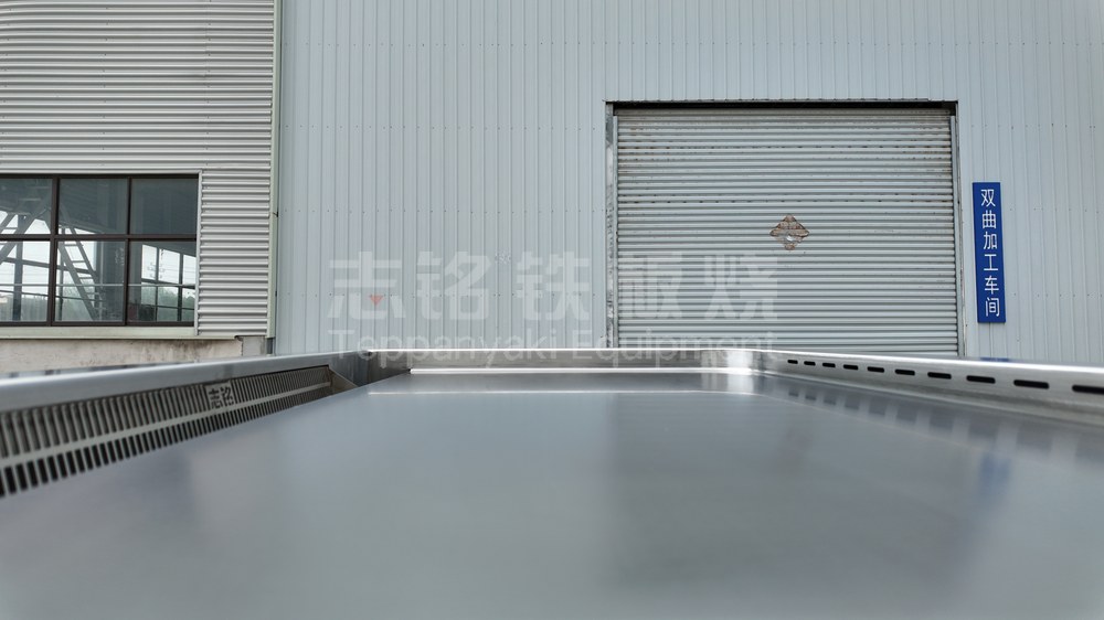 长方形、隐藏吸风前吹后吸、裸机、工厂实拍、细节，铁板烧设备工厂车间实拍。
