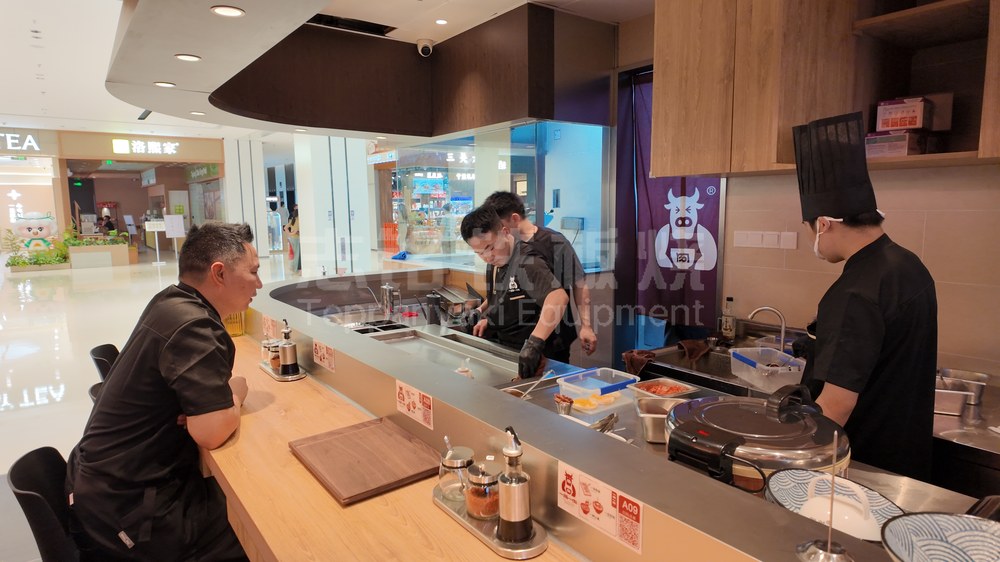 长方形、客户案例实景、美食档口明档、板前烤肉饭，铁板烧设备客户现场实景。