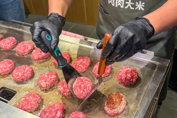 高端铁板烧迎来降维餐饮新模式，平价板前料理强势破圈
